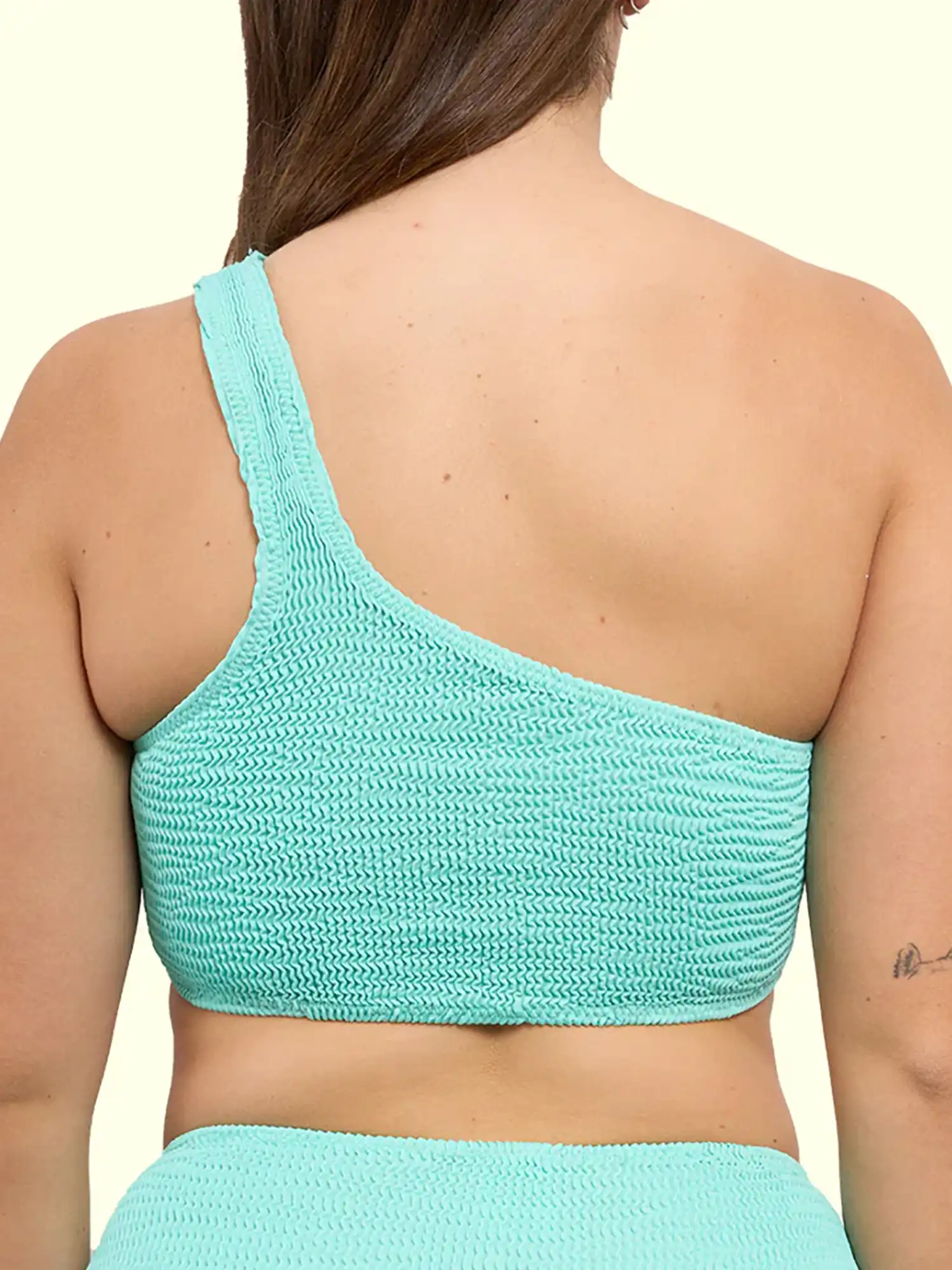 Top bikini asimétrico verde menta, de Calamoon (parte de arriba) 02
