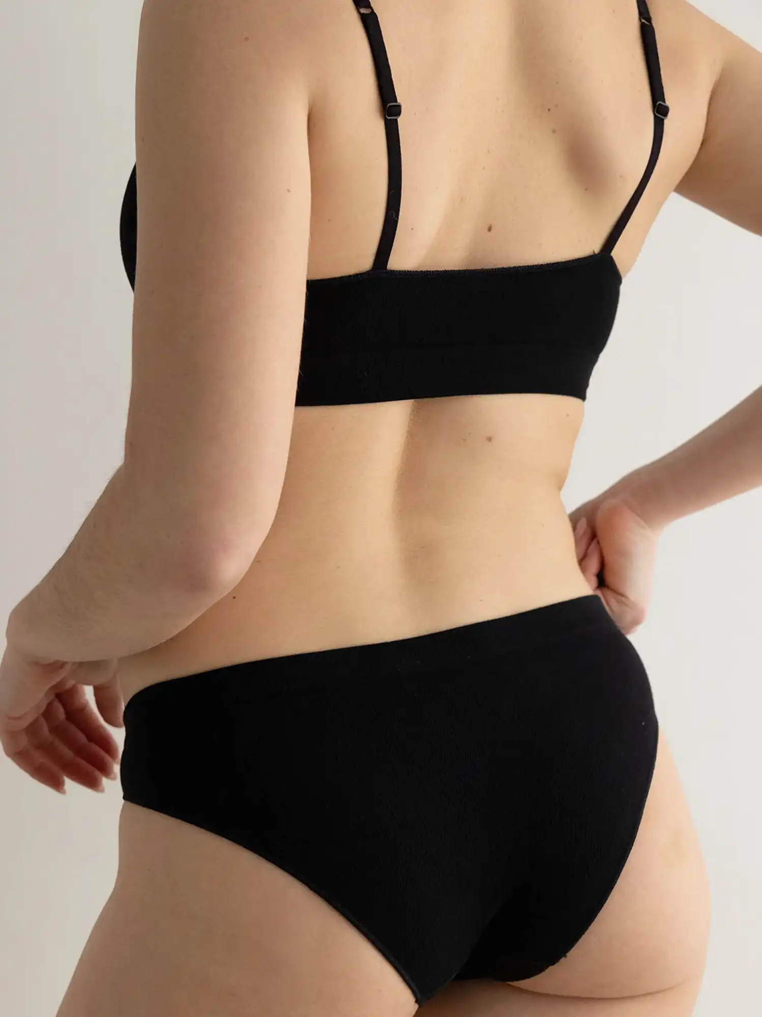 Bralette y braga negra de algodon organico Clotsy Brand espalda 01