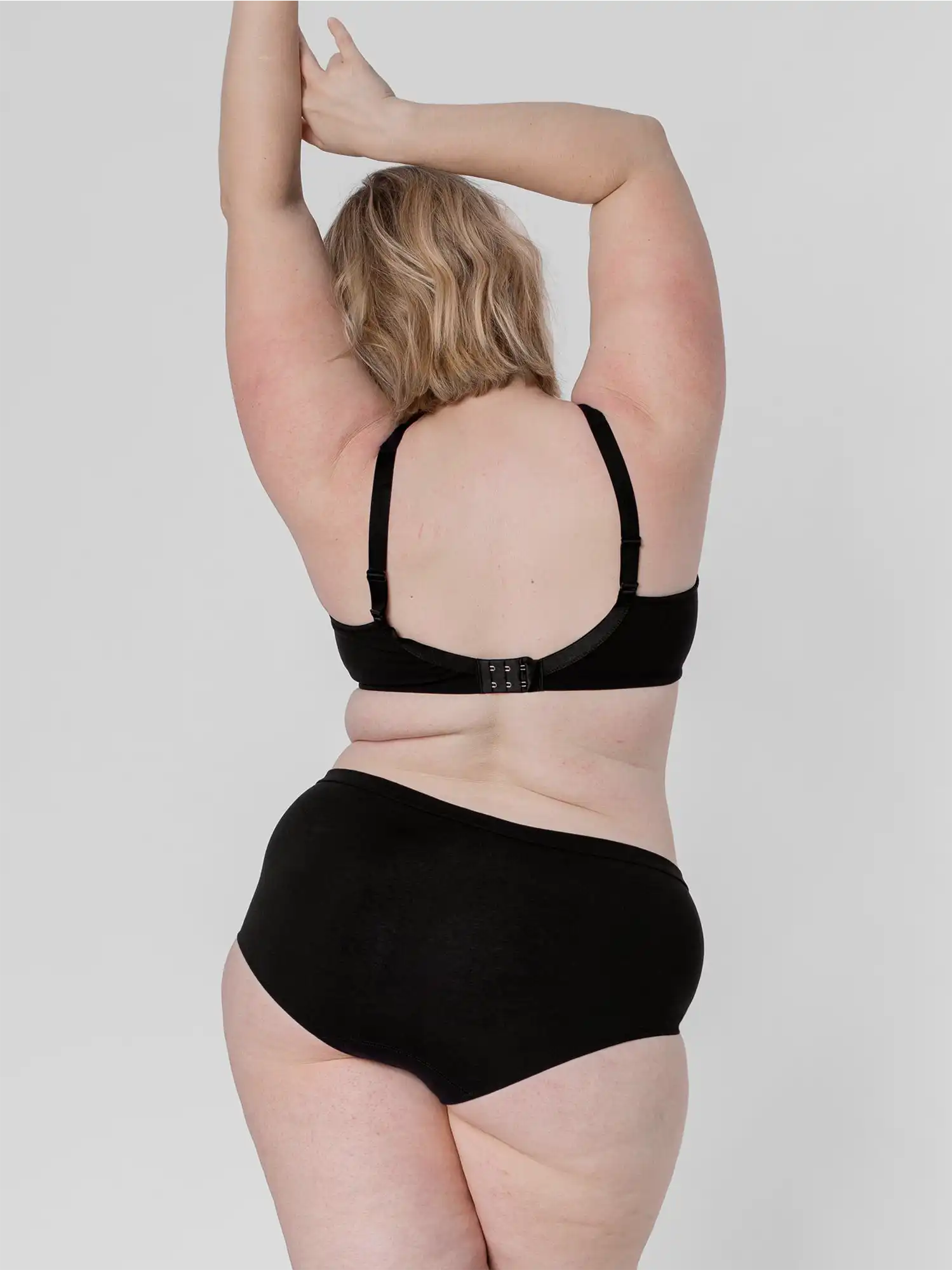 Conjunto Henriette sujetador sin aros y braga negra Erlich Textil 01