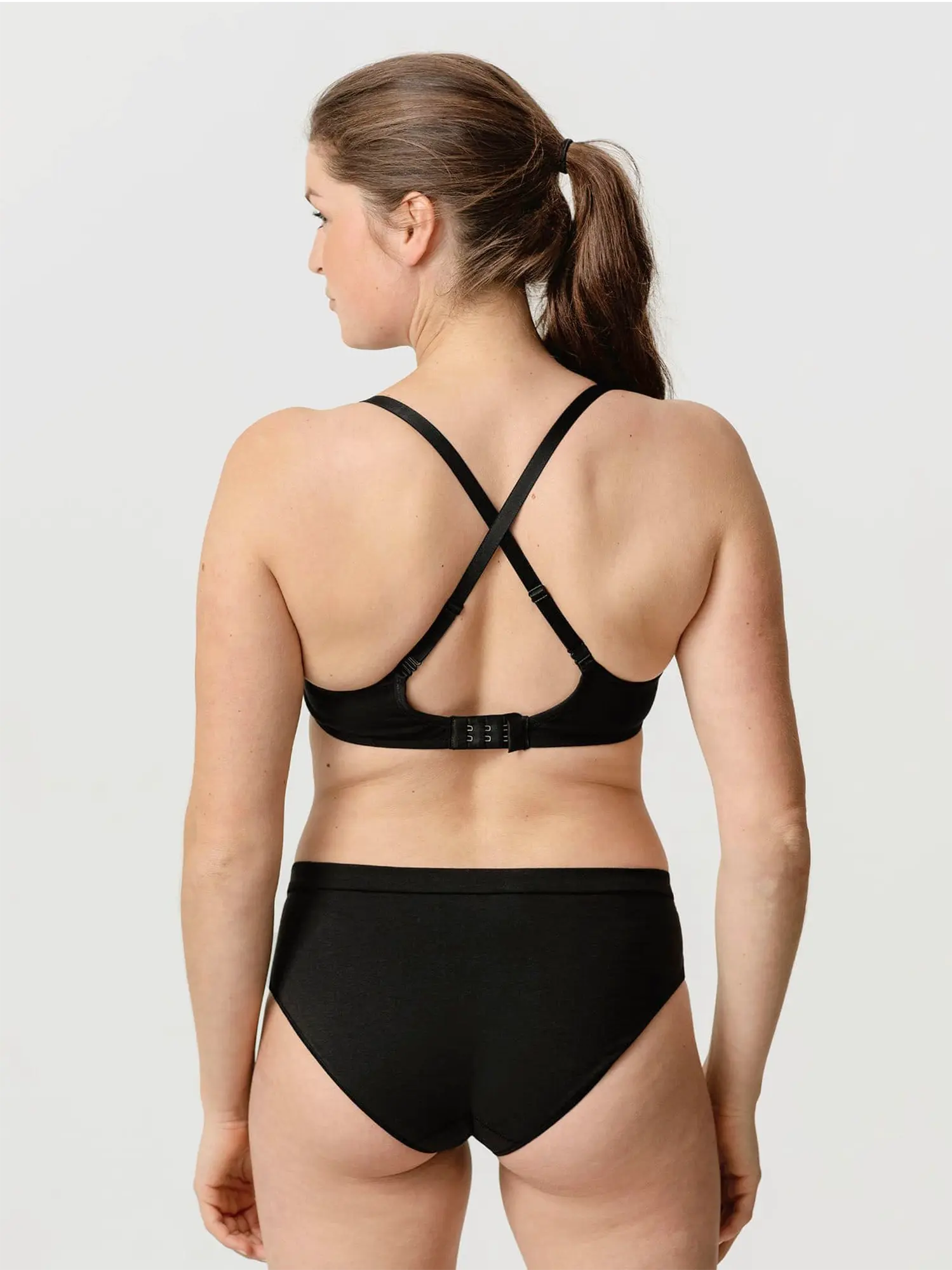Sujetador tirantes cruzados multiposicion negro Amela de Erlich Textil 03
