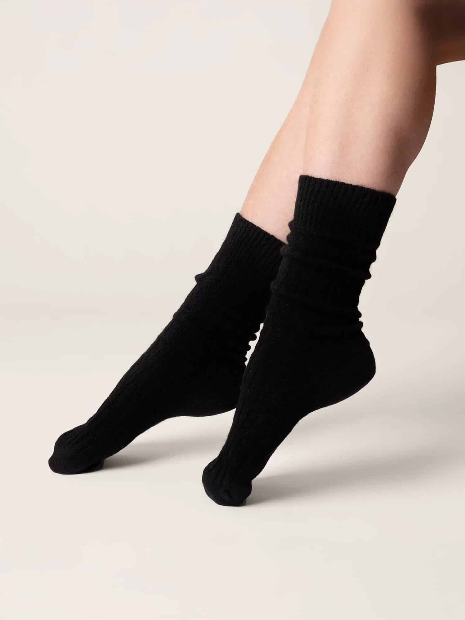 Calcetines de lana y algodón orgánico color negro, de Venga