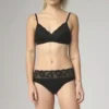 Conjunto encaje negro con braga brasileña, de Comazo Earth