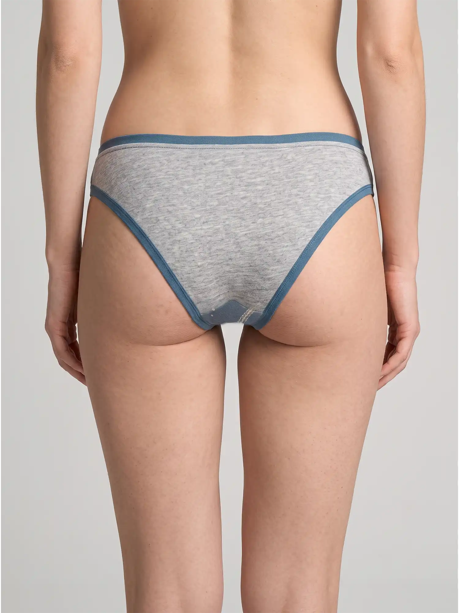 Braga brasileña azul y gris de algodón orgánico estampado, de Lilah espalda 02