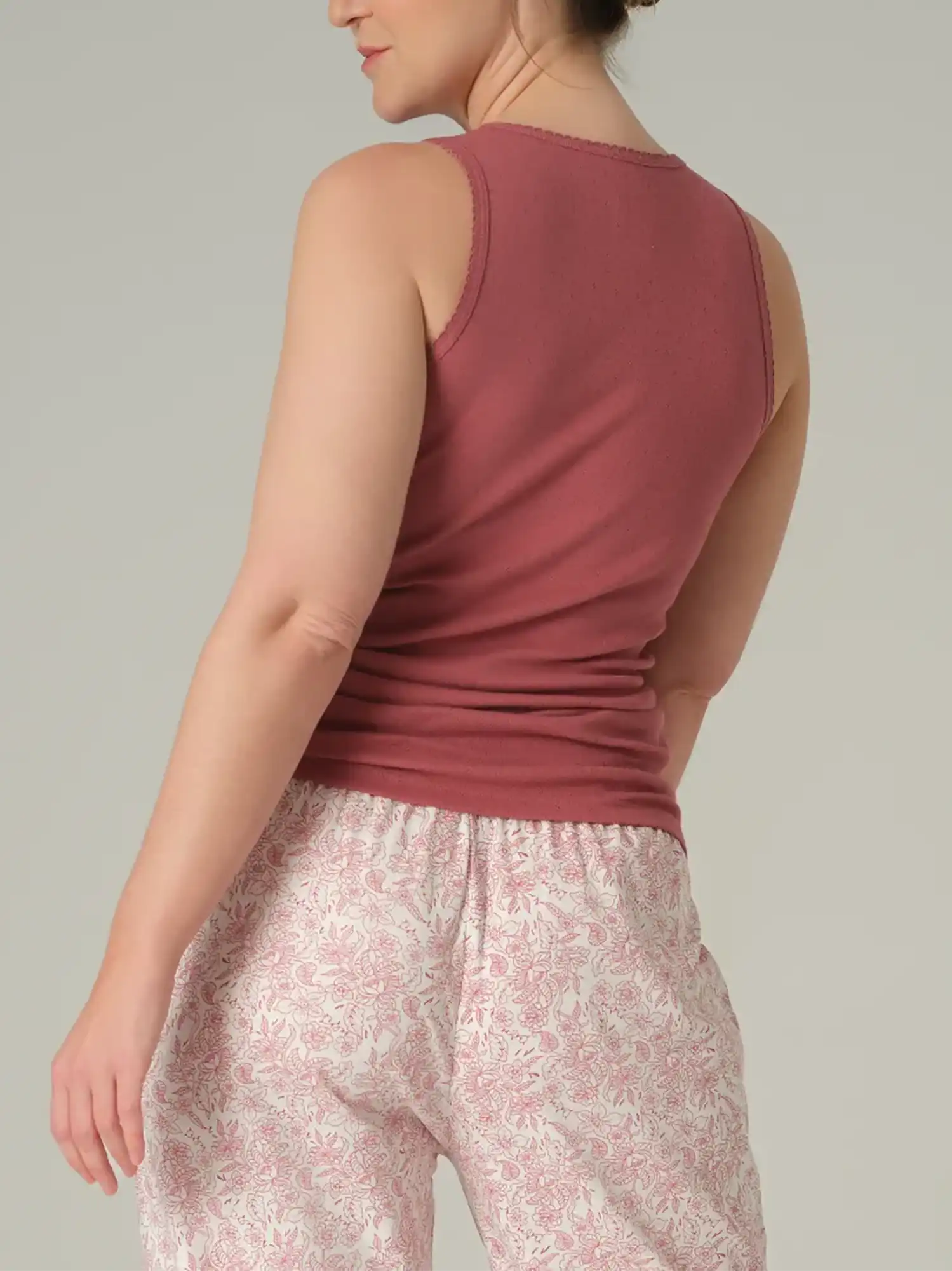 Camiseta interior calada de algodón orgánico color rosa viejo, de Comazo Earth 02