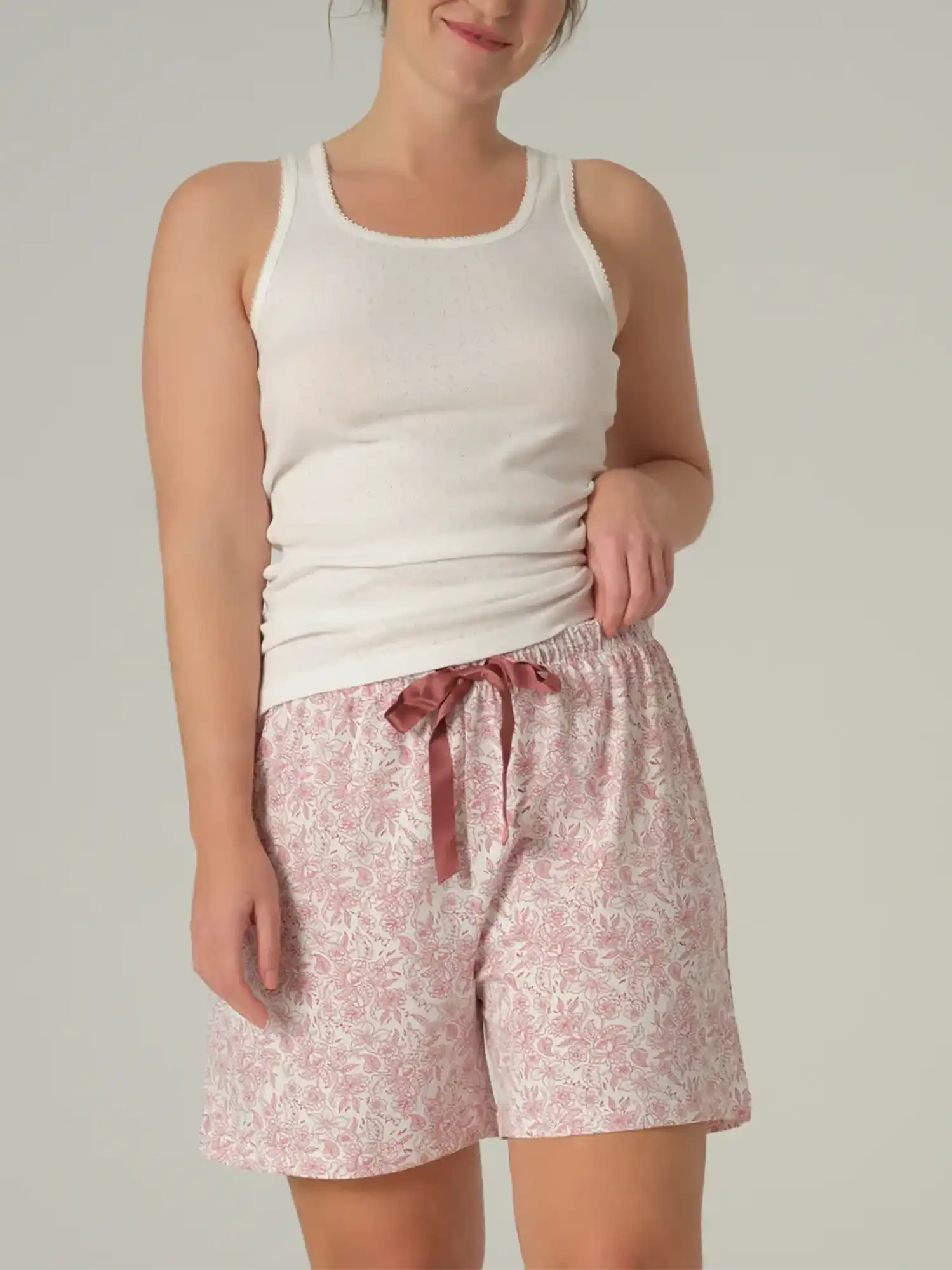 Conjunto pijama calado blanco y rosa de algodón orgánico, de Comazo Earth 02