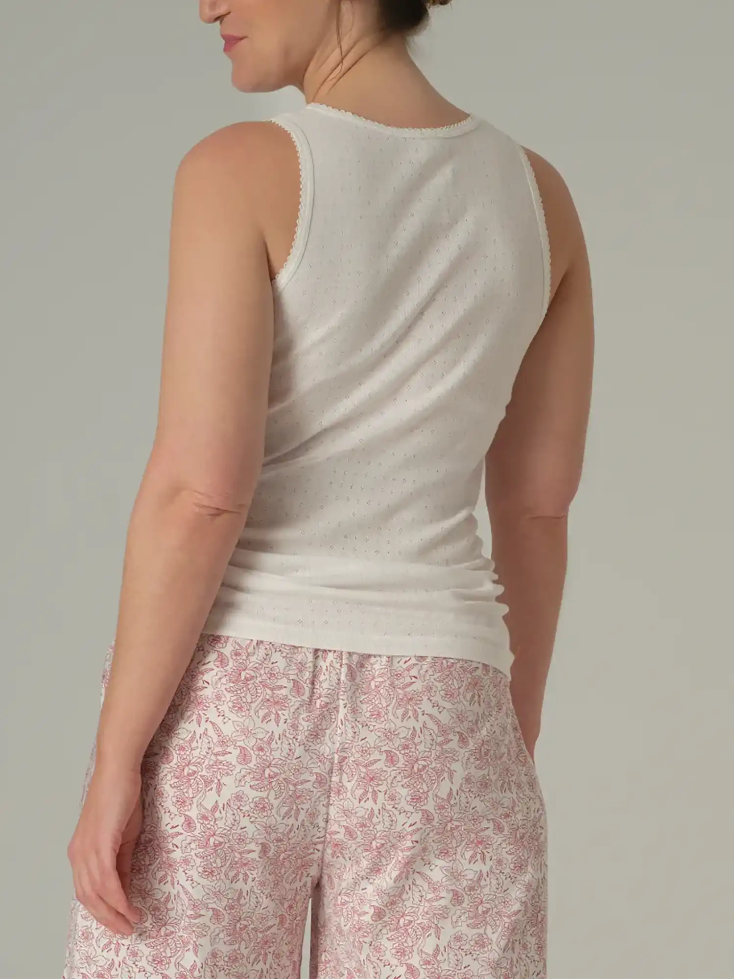 Conjunto pijama calado blanco y rosa de algodón orgánico, de Comazo Earth 03