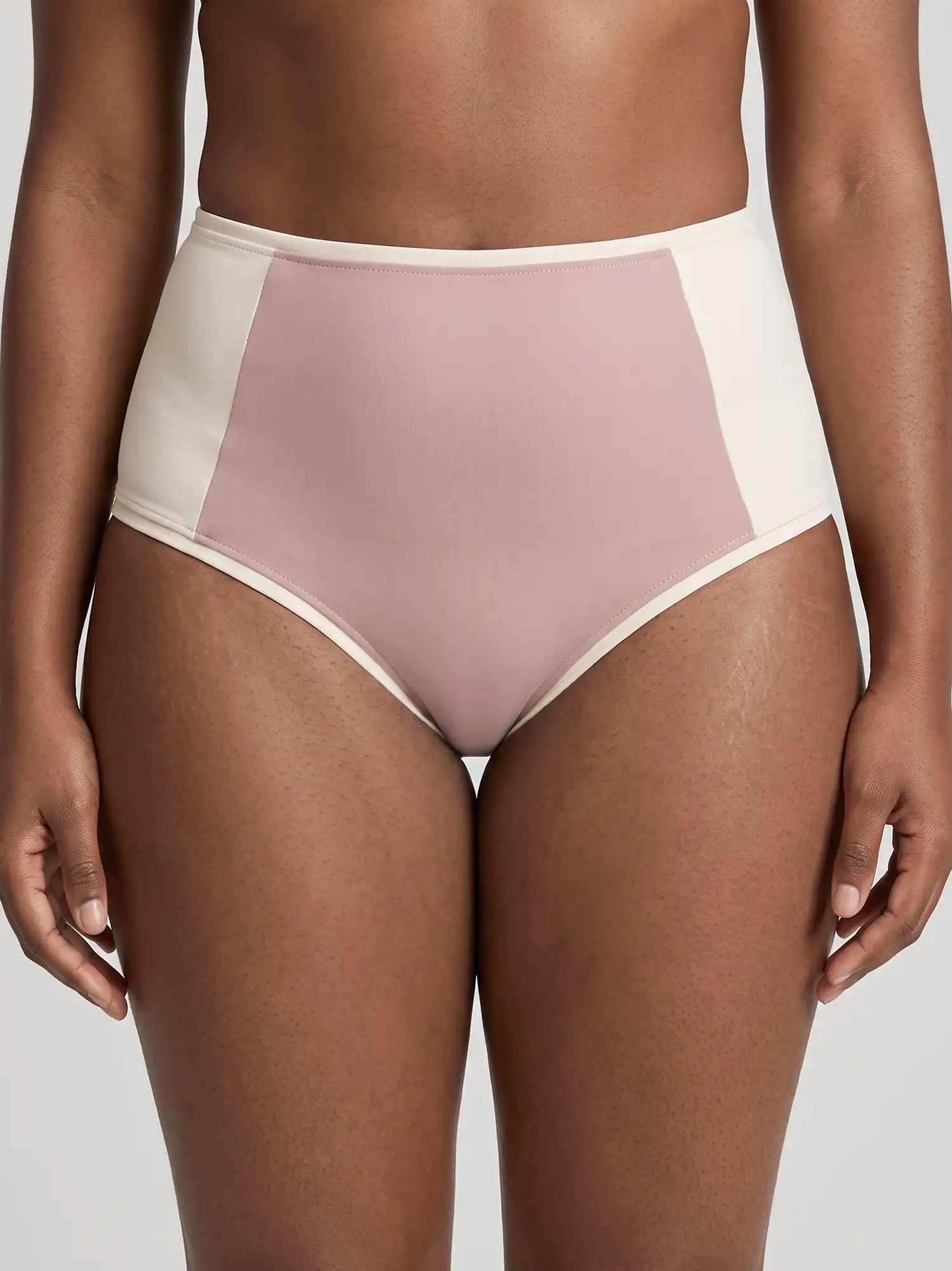 Braga alta de bikini rosa nude y vainilla de poliamida reciclada, de Lilah 01