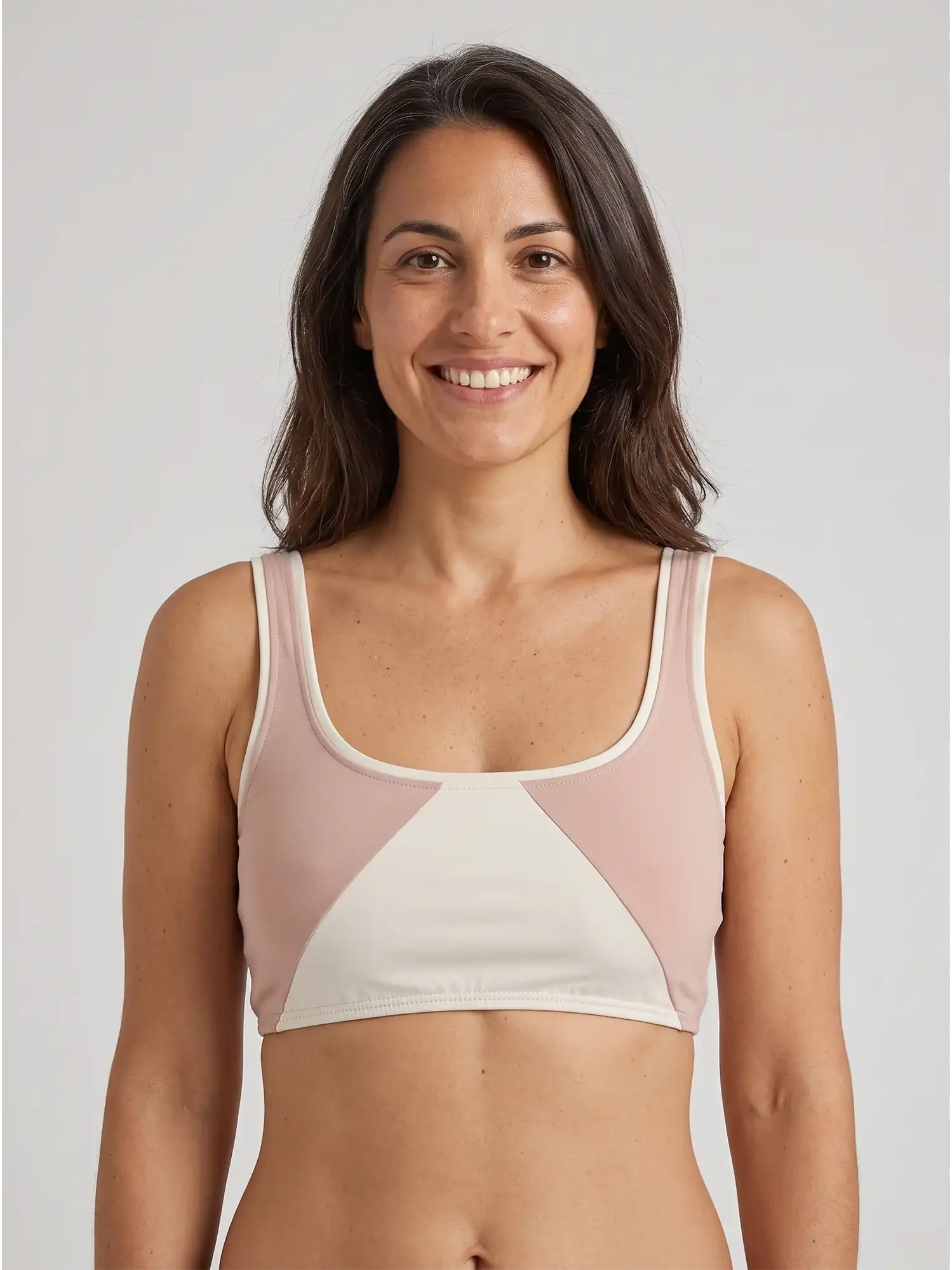 Top de bikini rosa nude y vainilla de poliamida reciclada, de Lilah 01