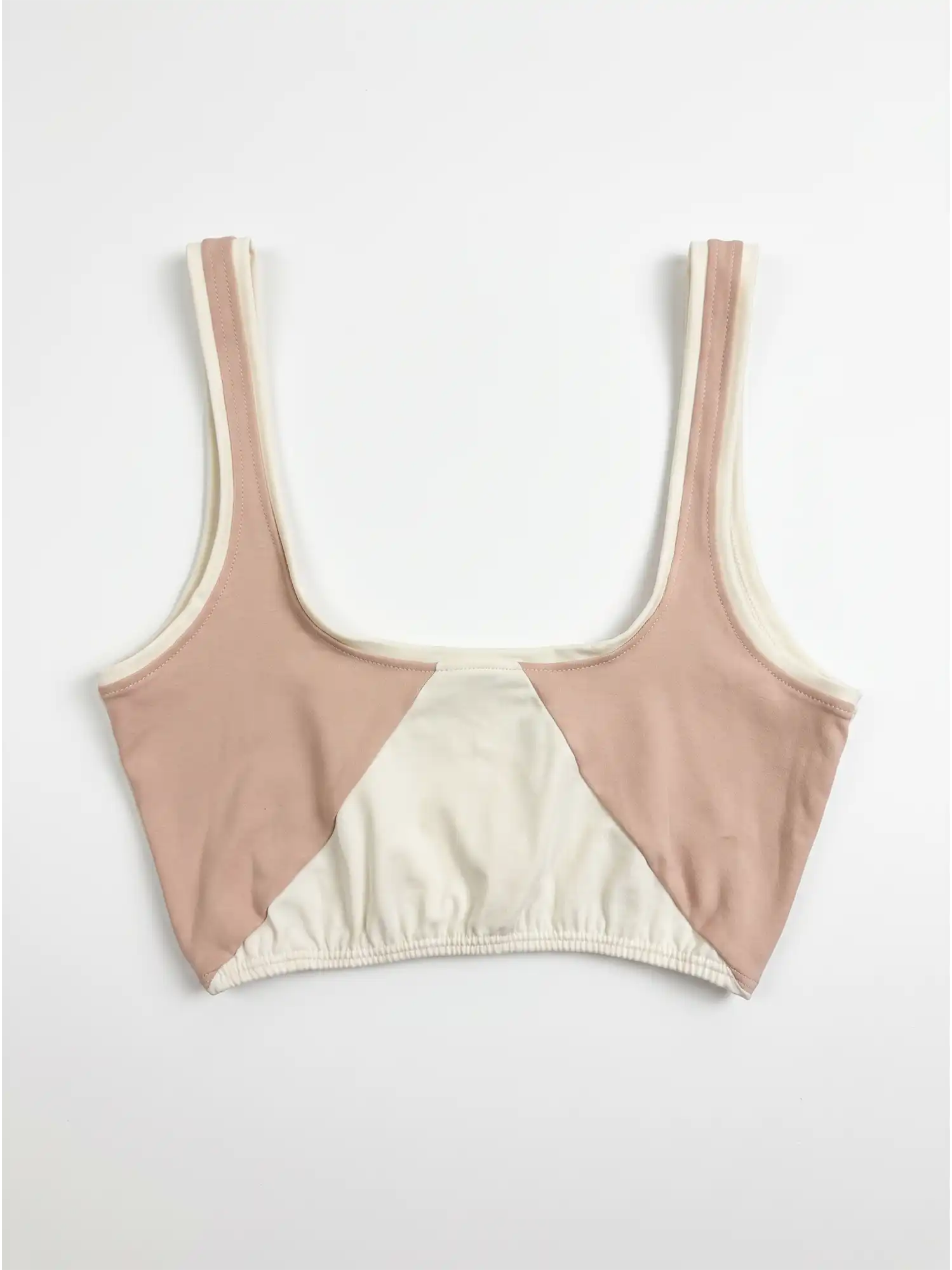Top de bikini rosa nude y vainilla de poliamida reciclada, de Lilah flat lay 01