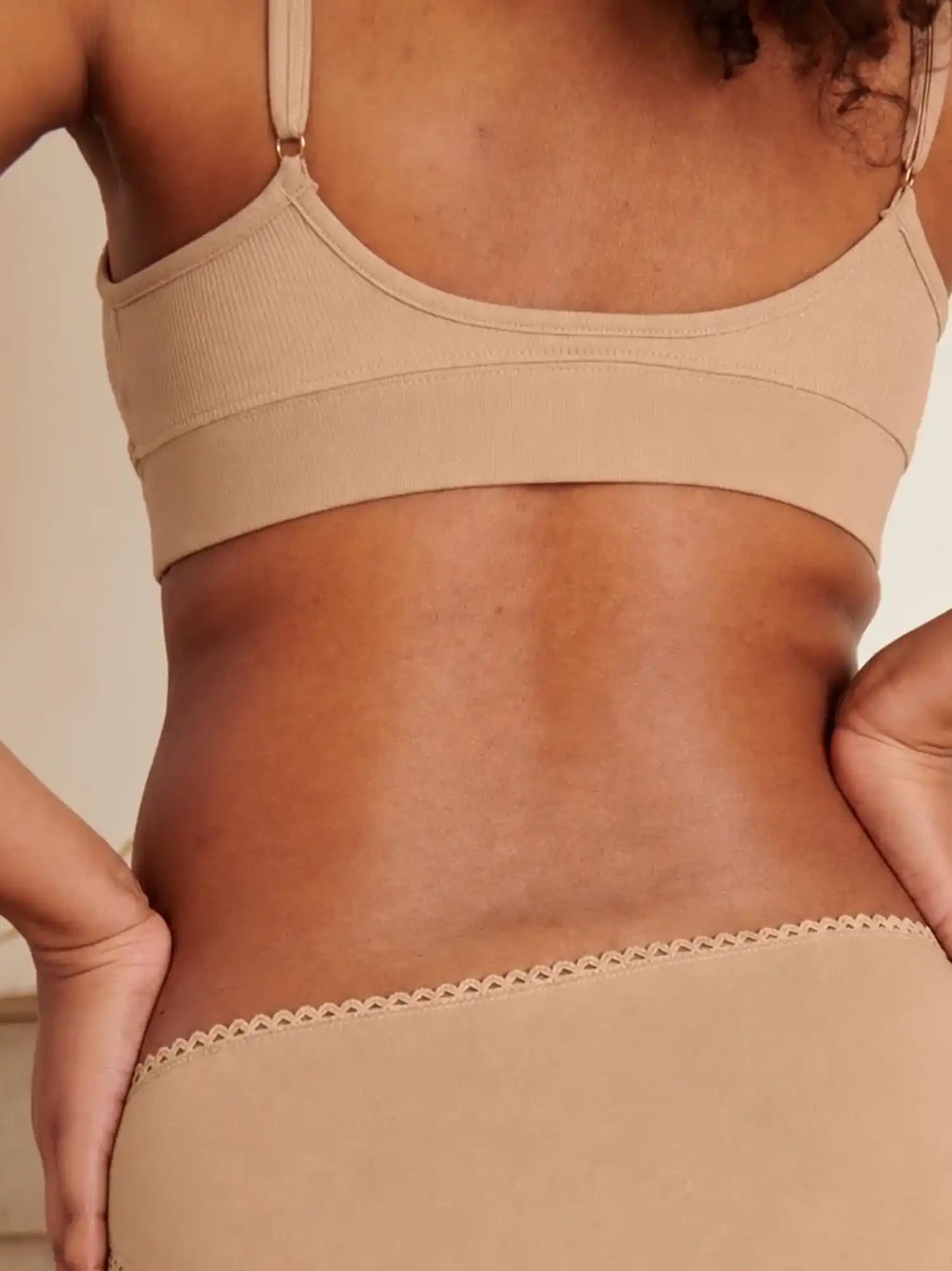 Sujetador algodón orgánico beige, de We Are Jolies 02